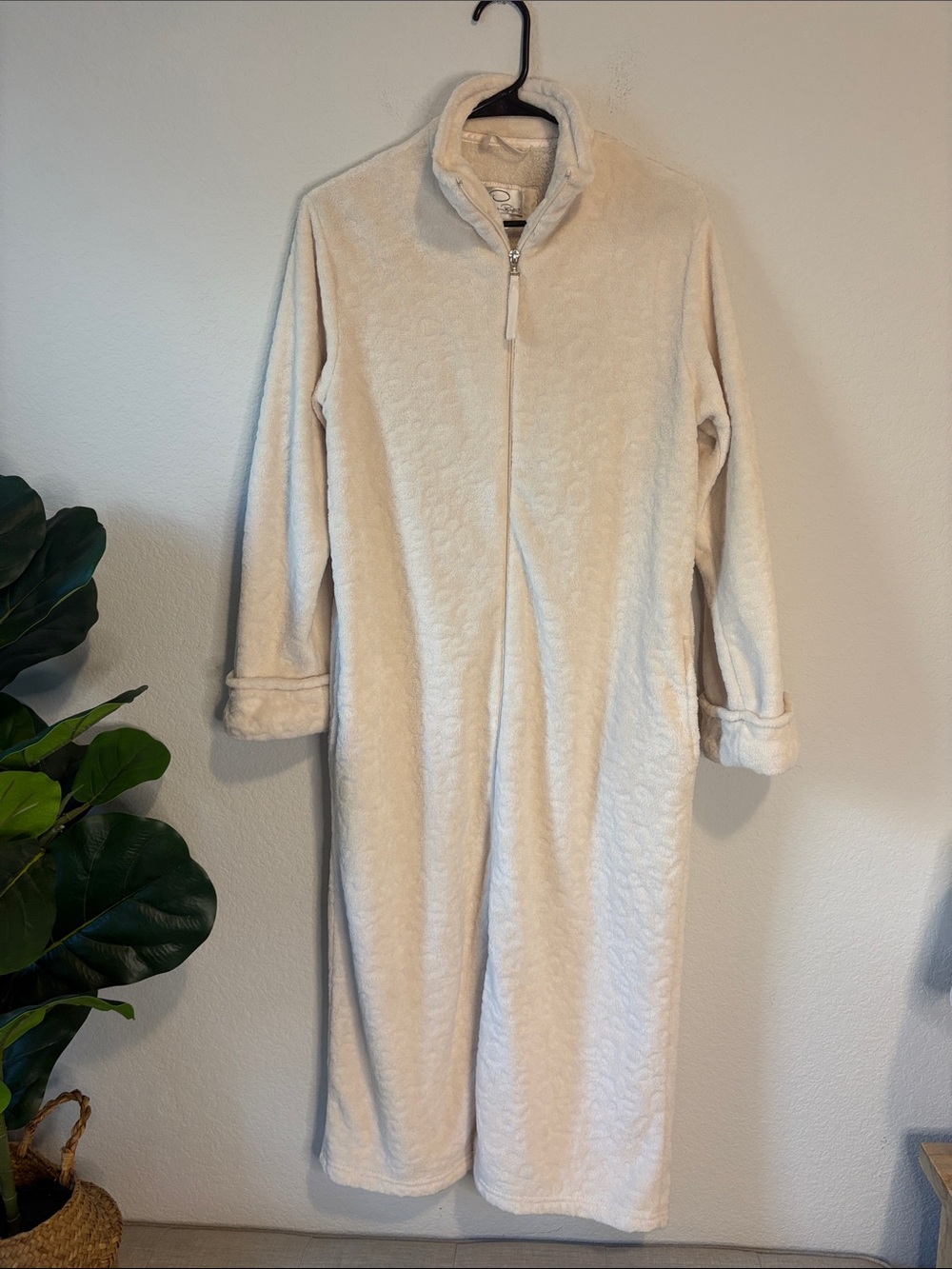 Oscar de la Renta small/medium Women's Cream Teddy Zip-Front robe